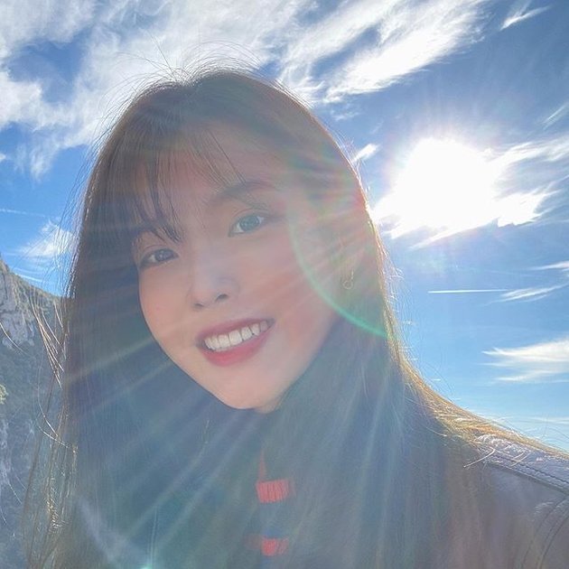 9 Pictures of IU's Happy Smile Vacation with Family in Spain, Sightseeing Until Taking Photos Together!
