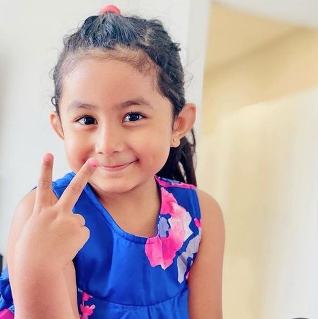9 Portraits of Shakila Azzahra, Hengky Kurniawan and Sonya Fatmala's Daughter, Even More Beautiful and Charming with Curly Hair