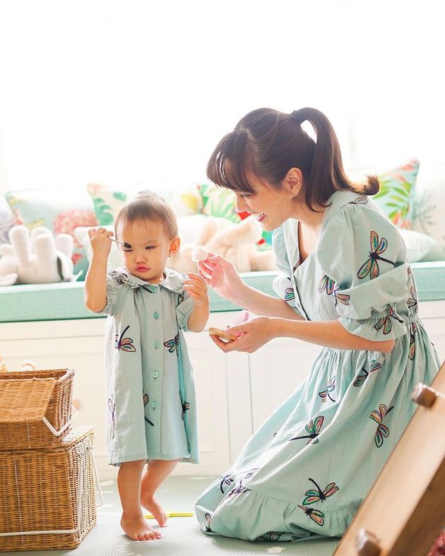 9 Photos of Shandy Aulia Taking Care of Baby Claire, Beautiful and Matching Outfits