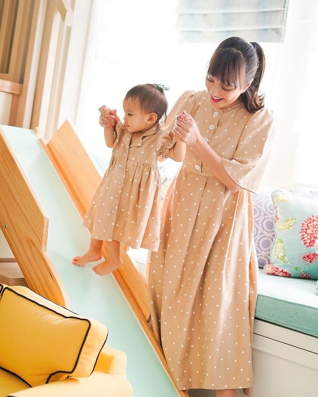 9 Photos of Shandy Aulia Taking Care of Baby Claire, Beautiful and Matching Outfits