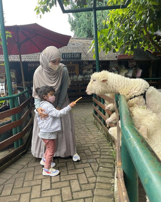 9 Potret Shireen Sungkar Taking Care of Her Children, A Strong and Warm Mother Figure
