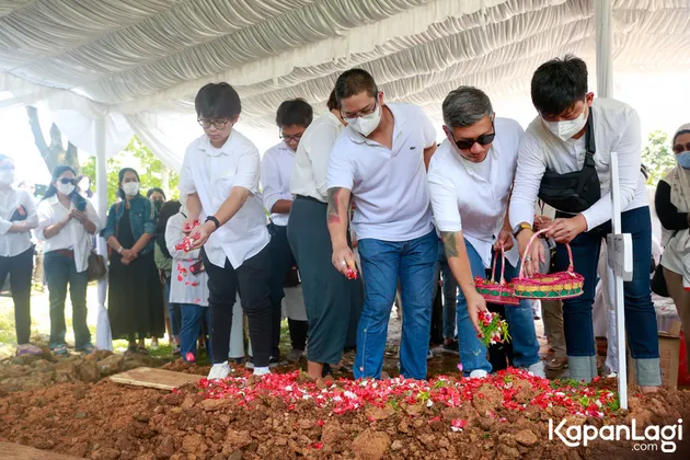 Pemakaman ibunda Gading Marten