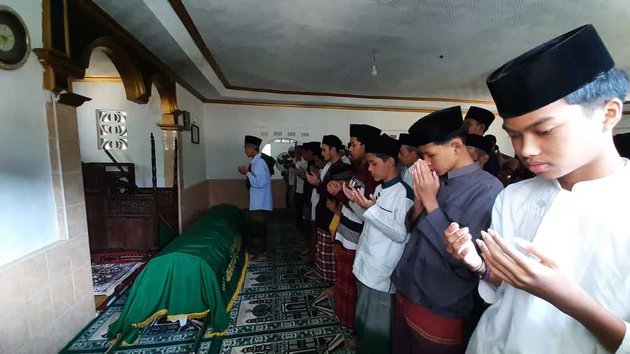 9 Portraits of the Atmosphere of Hanna Kirana's Funeral Home 'Suara Hati Istri', Ilyas Bachtiar Releases the Departure of His Lover - Participating in the Congregational Funeral Prayer