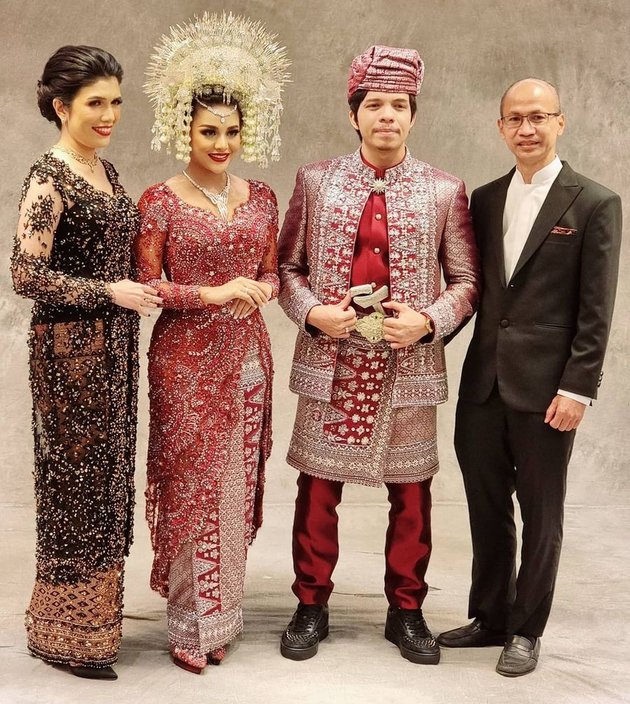 9 Beautiful Aunt Hestia Faruk Portraits in a Kebaya Dress Attending Atta Halilintar - Aurel Hermansyah's Wedding Ceremony