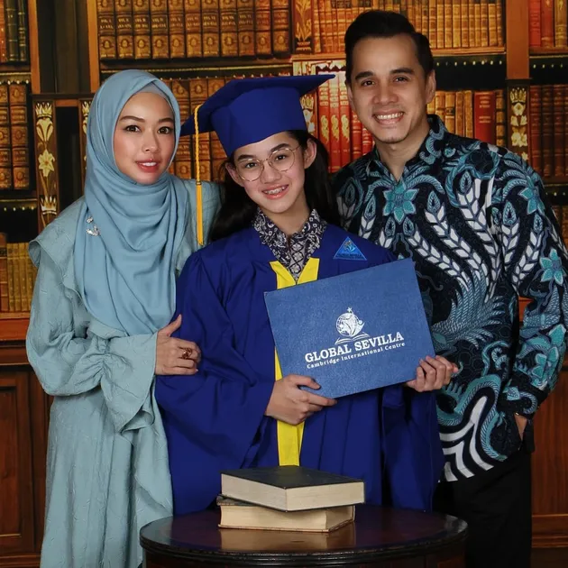 Shaista Tanisha dan kedua orang tuanya