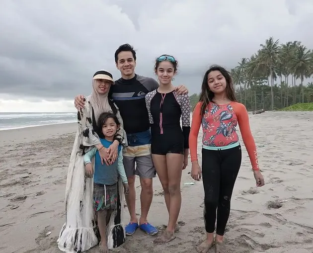 Shaista dan keluarga