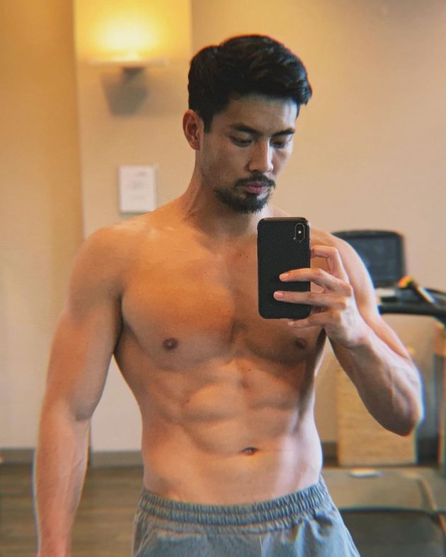 9 Latest Photos of Yoshi Sudarso Shirtless, Showing Athletic Sixpack Abs and Flood of Praise from Netizens