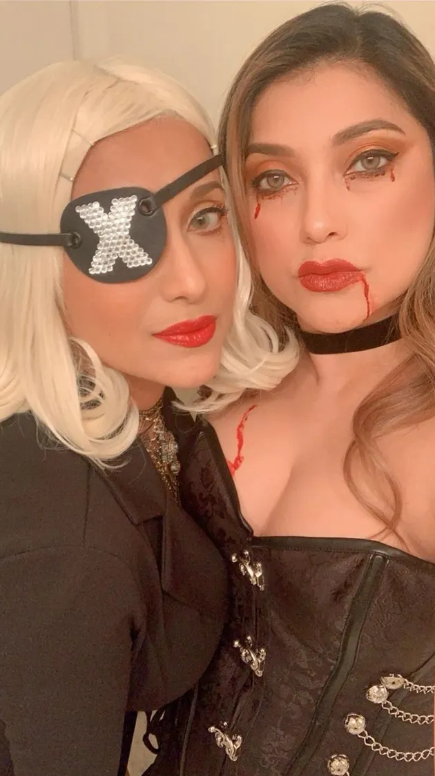 Tia &amp; Sarah Azhari Rayakan Haloween Bareng