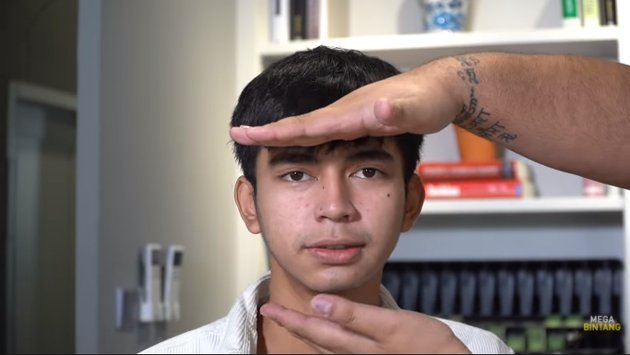 Ivan Gunawan gatal ingin segera merombak penampilan Dimas Ahmad yang disebut jarak muka ke rambut terlalu pendek dan kurang rapi di salon miliknya.