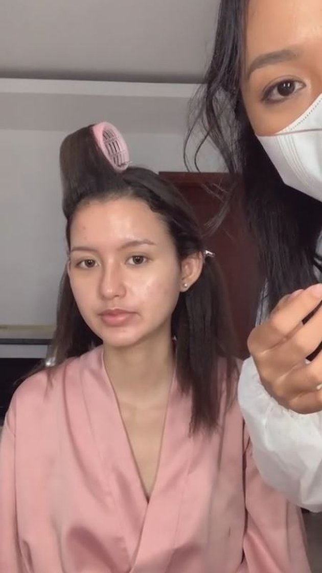 Wajah polos Sarah Menzel yang akan dirias langsung mencuri perhatian netizen. Pasalnya, gadis blasteran Bali-Jerman ini memiliki wajah yang cantik paripurna bahkan tanpa makeup.