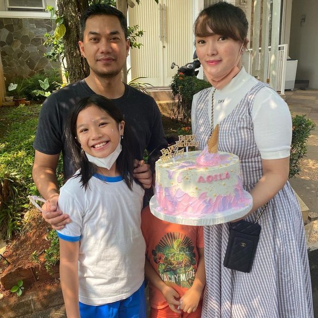 9 Portraits of Aqila, Zaskia Gotik's Stepchild, Celebrating Her Birthday on the Side of the Road, Simple Happiness - Netizens Focus on the Child's Face Covered by the Cake