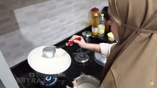 9 Photos of Vebby Palwinta Cooking for the First Time for Her Husband, Making Razi Bawazier's Favorite Food