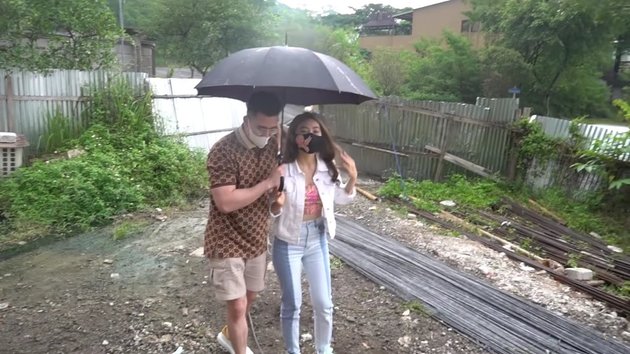9 Photos of Verrel Bramasta Inviting Natasha Wilona to Sentul House, Sharing an Umbrella in the Drizzle - Netizens Hope They Get Back Together