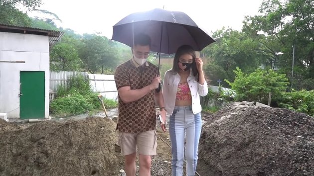 9 Photos of Verrel Bramasta Inviting Natasha Wilona to Sentul House, Sharing an Umbrella in the Drizzle - Netizens Hope They Get Back Together
