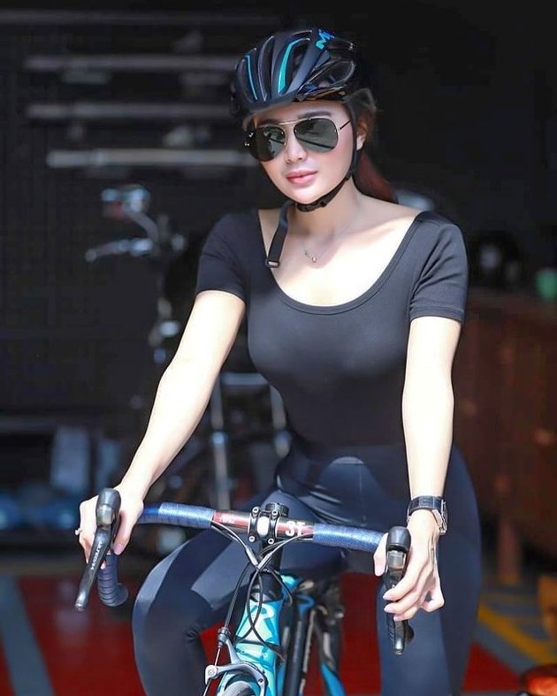 9 Photos of Wika Salim Cycling, Hot in Tight Clothes - Showing off Body Goals