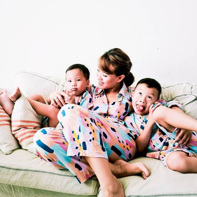 9 Portraits of Winda Viska 'Saschya OB' Raising 3 Children, Beautiful Mom who Stays Young
