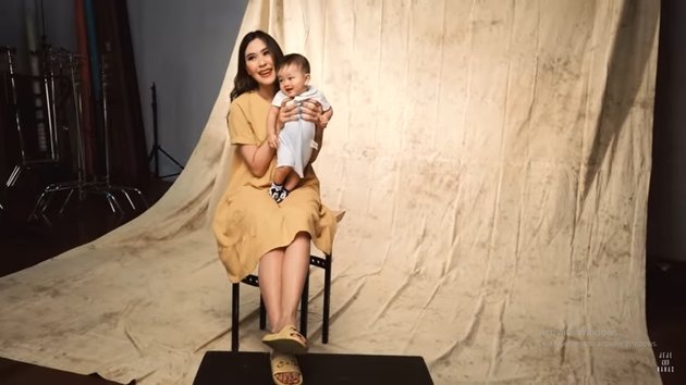 9 Photos of Zayn and Zunaira, Syahnaz's Children's First Photoshoot, Cute and Adorable When Laughing Together