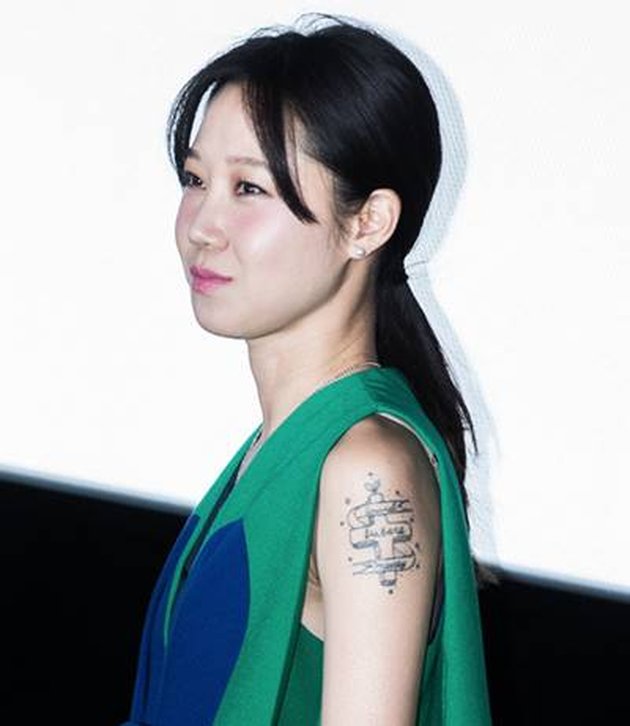 9 Korean Female Celebrities with Super Cool Tattoos, HyunA - Taeyeon SNSD