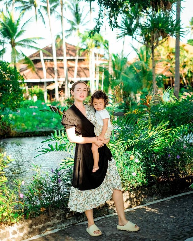 9 Years of Waiting, Peek at Rianti Cartwright's Portrait Taking Care of Her Little Daughter - Still Beautiful Even Without Make Up