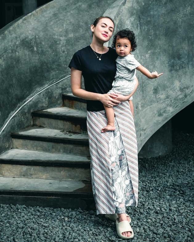 9 Years of Waiting, Peek at Rianti Cartwright's Portrait Taking Care of Her Little Daughter - Still Beautiful Even Without Make Up