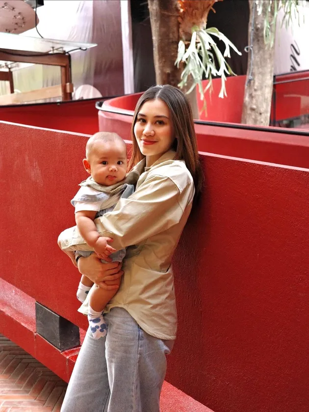 Aaliyah Massaid menggendong Arash