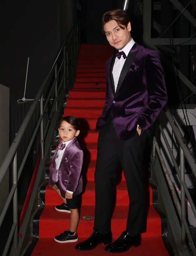 Abang L &amp; Rizky Billar di tangga merah