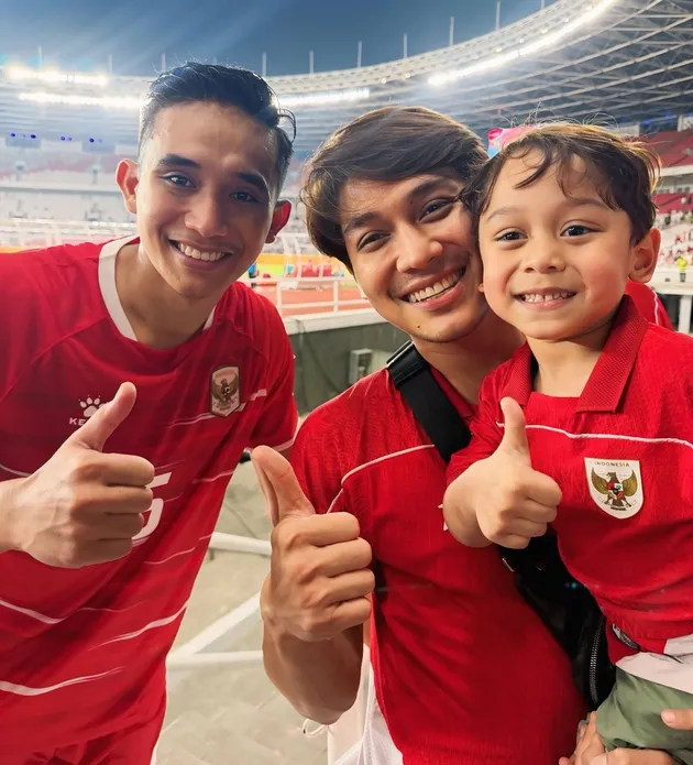Abang L foto bareng Rizky Ridho