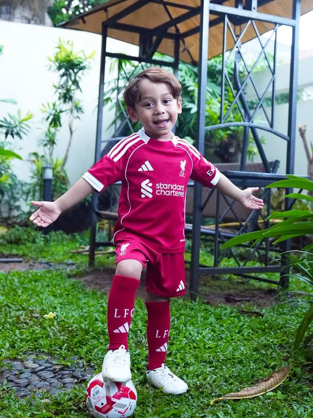 Abang L pakai seragam Liverpool
