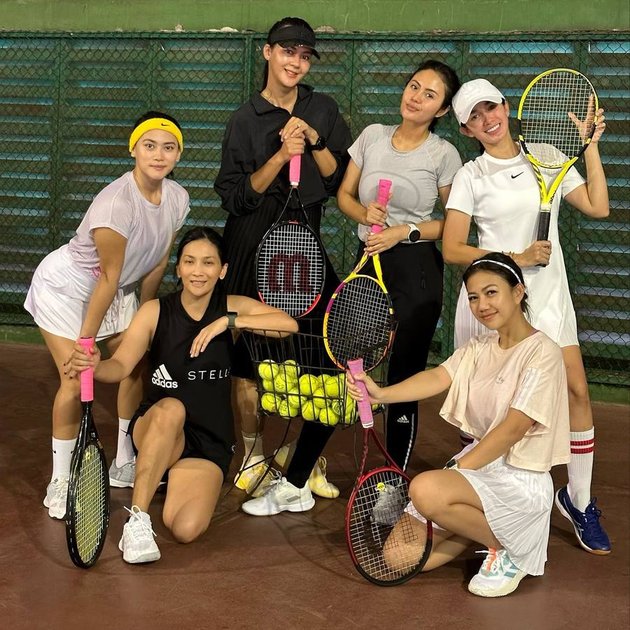Seperti inilah bahagianya Ussy Sulistiawaty ketika bisa berkumpul dengan sahabat-sahabatnya untuk bermain tenis.