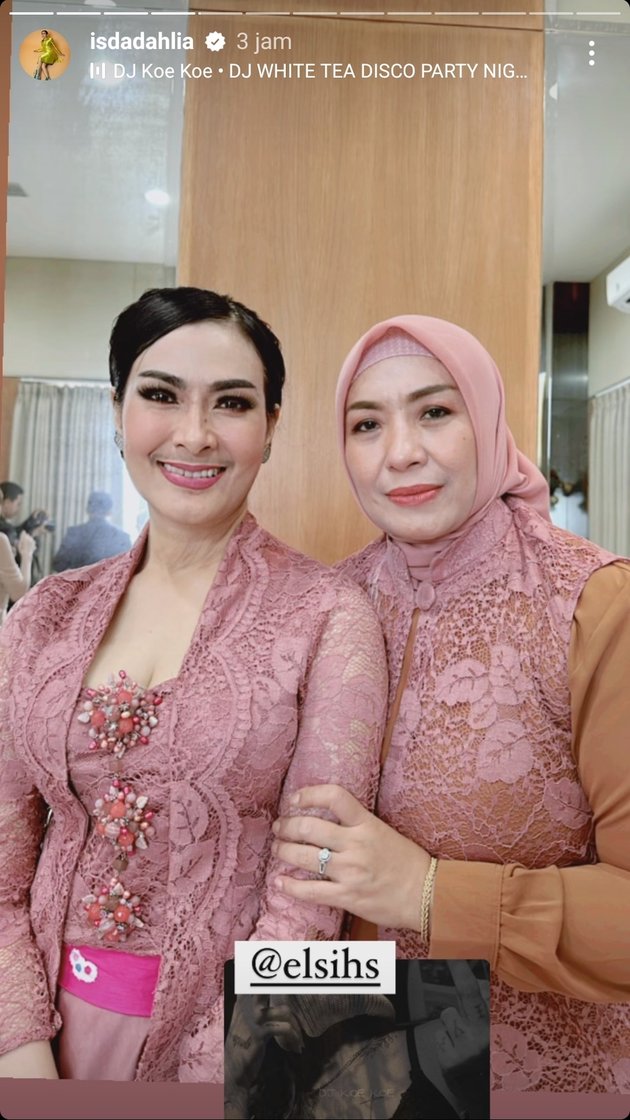 Absent When Nadya Mustika Got Married, 8 Photos of Iis Dahlia Attending the Akad and Reception of Rizki DA - Beautifully Wearing Pink Kebaya