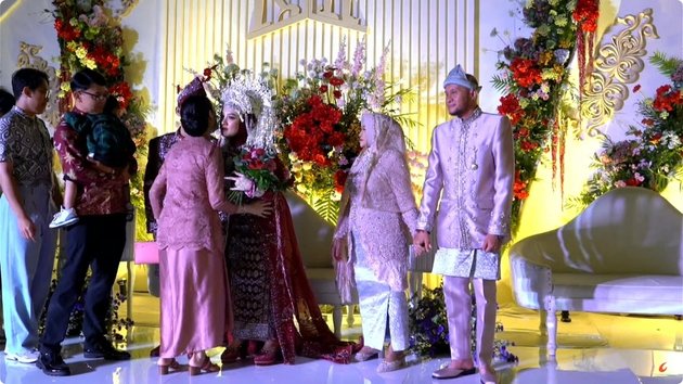 Absent When Nadya Mustika Got Married, 8 Photos of Iis Dahlia Attending the Akad and Reception of Rizki DA - Beautifully Wearing Pink Kebaya