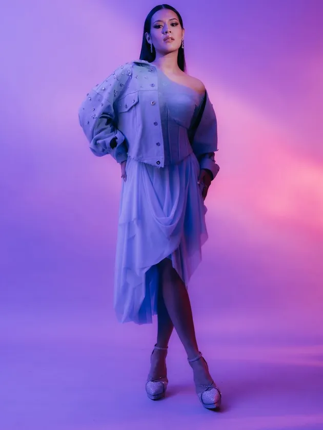 Raisa pemotretan bernada ungu