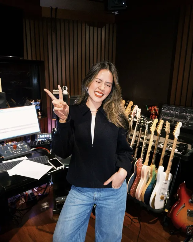 Raisa foto di studio musik