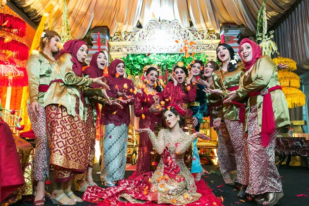 ACARA PACAR TASYA FARASYA MEWAH DENGAN PAKAIAN PENGANTIN ACARA PACAR TASYA FARASYA MEWAH DENGAN PAKAIAN PENGANTIN