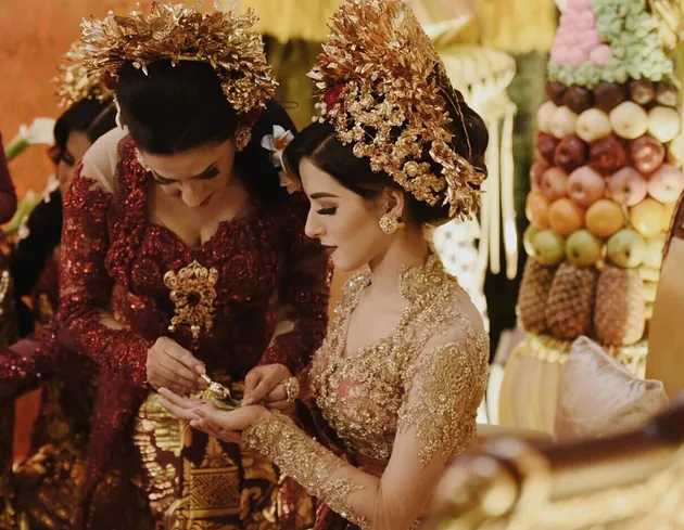 ACARA PACAR TASYA FARASYA MEWAH DENGAN PAKAIAN PENGANTIN ACARA PACAR TASYA FARASYA MEWAH DENGAN PAKAIAN PENGANTIN