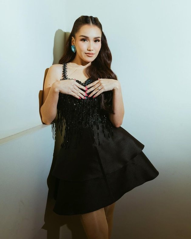 There is Ayu Ting Ting - Danang Pradana, a Taurus and Gemini Dangdut Singer who is said to be lucky and liked by many people, is there anyone the same?