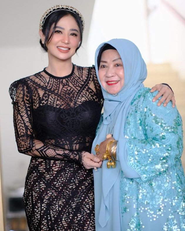 There is Dewi Perssik - Lesti Kejora, 8 Portraits of Warmth of Dangdut Singers with Their Loving Parents