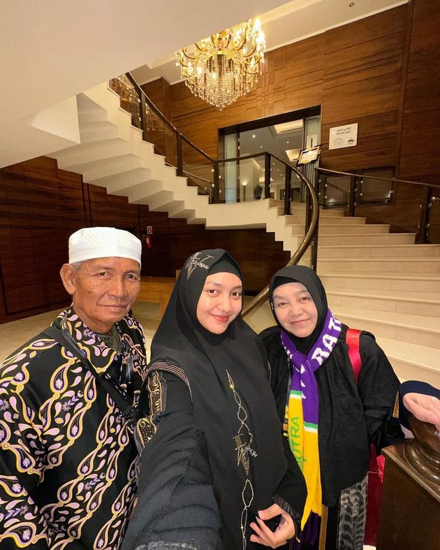 There is Dewi Perssik - Lesti Kejora, 8 Portraits of Warmth of Dangdut Singers with Their Loving Parents