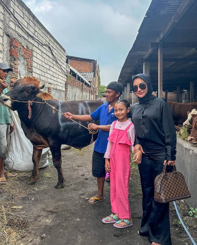 There is Lesti Kejora - Inul Daratista, a portrait of Dangdut artist who participated in the sacrifice moment of Eid al-Adha 2024