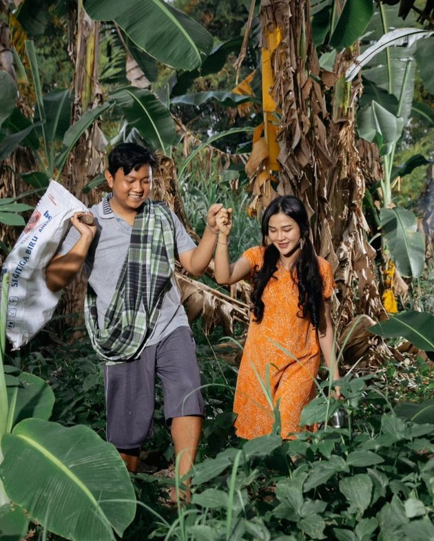 Photoshoot with Banana Tree Background to Residents' Fields, Maternity Portrait of Bella Bonita, Denny Caknan's Anti-Mainstream Wife