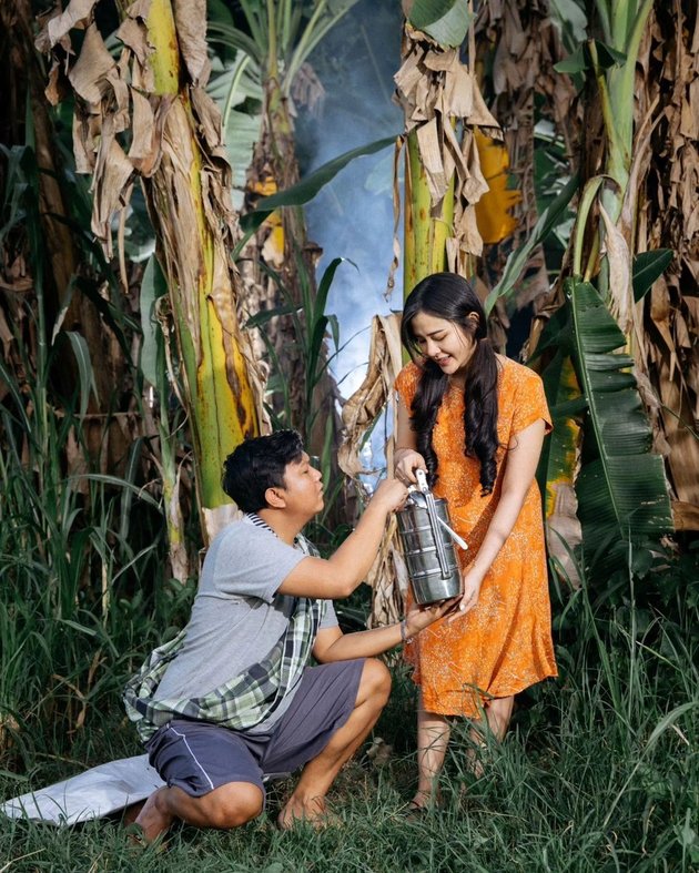 Photoshoot with Banana Tree Background to Residents' Fields, Maternity Portrait of Bella Bonita, Denny Caknan's Anti-Mainstream Wife