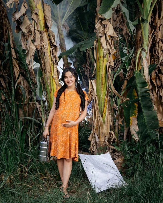 Photoshoot with Banana Tree Background to Residents' Fields, Maternity Portrait of Bella Bonita, Denny Caknan's Anti-Mainstream Wife