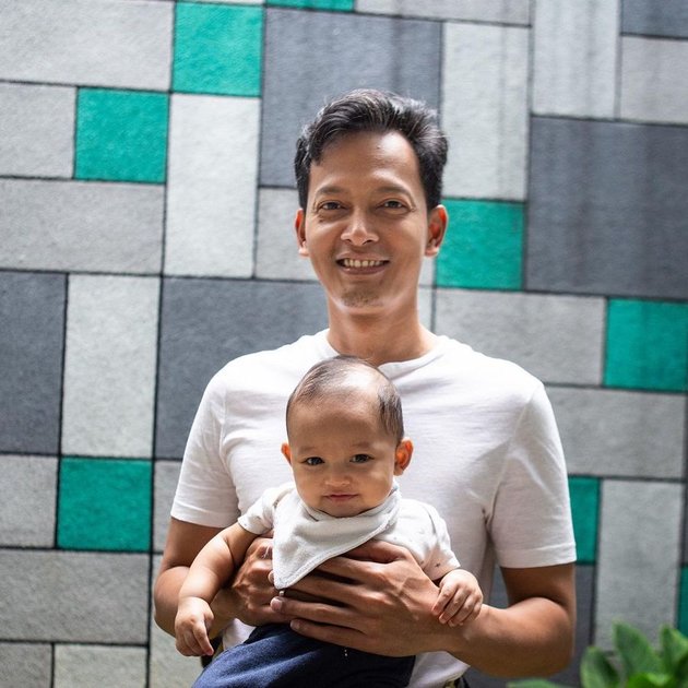 Very Cool, 10 Photos of Handsome Dad Fedi Nuril Taking Care of His Child - Netizens: Ideal Father!