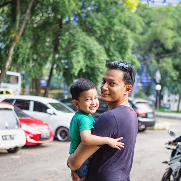 Very Cool, 10 Photos of Handsome Dad Fedi Nuril Taking Care of His Child - Netizens: Ideal Father!