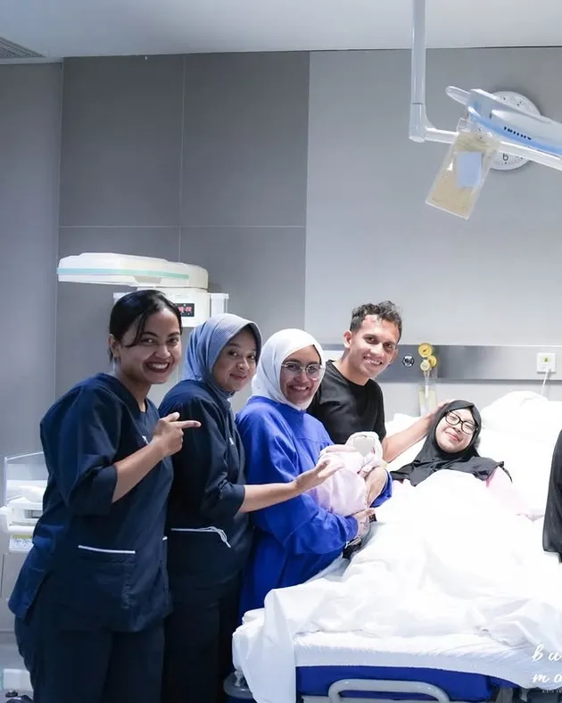 Adiba Khanza dan Egy ditemani perawat usai melahirkan