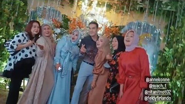 Younger Brother Gets Married Again, Atalarik Syach's Portrait Shows He's Happy Being Single at Almost 50 and is Popular with Women at Teddy Syach's Wedding Reception