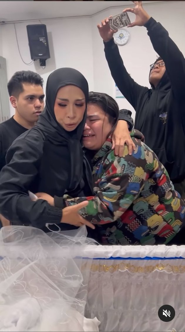 Melly Goeslaw's Younger Sister Passed Away While Sleeping, 8 Pictures of Melly Goeslaw at the Grieving House Full of Tears - Promising to Do This for Her Nephew