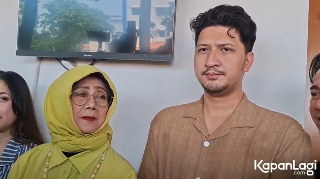 Aditya Zoni Pakai Kemeja Cokelat