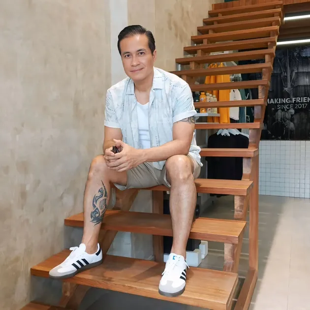 Adjie Pangestu Duduk di Tangga