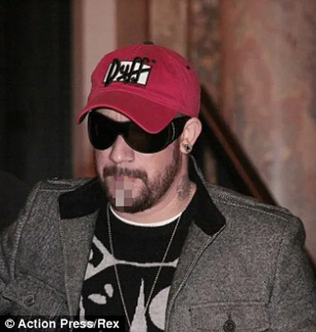 Terkena masalah soal obat-obatan terlarang, AJ McLean dari Backstreet Boys harus masuk rehab sampai 3 kali.